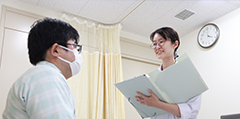 看護師が入院患者に説明している様子